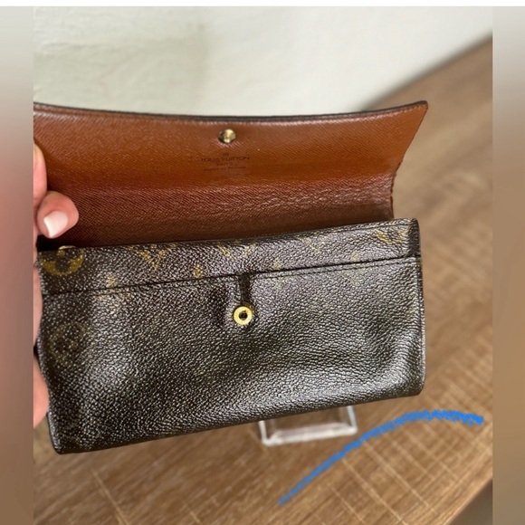 LOUIS VUITTON Monogram Sarah Snap Wallet - Picture 9 of 9
